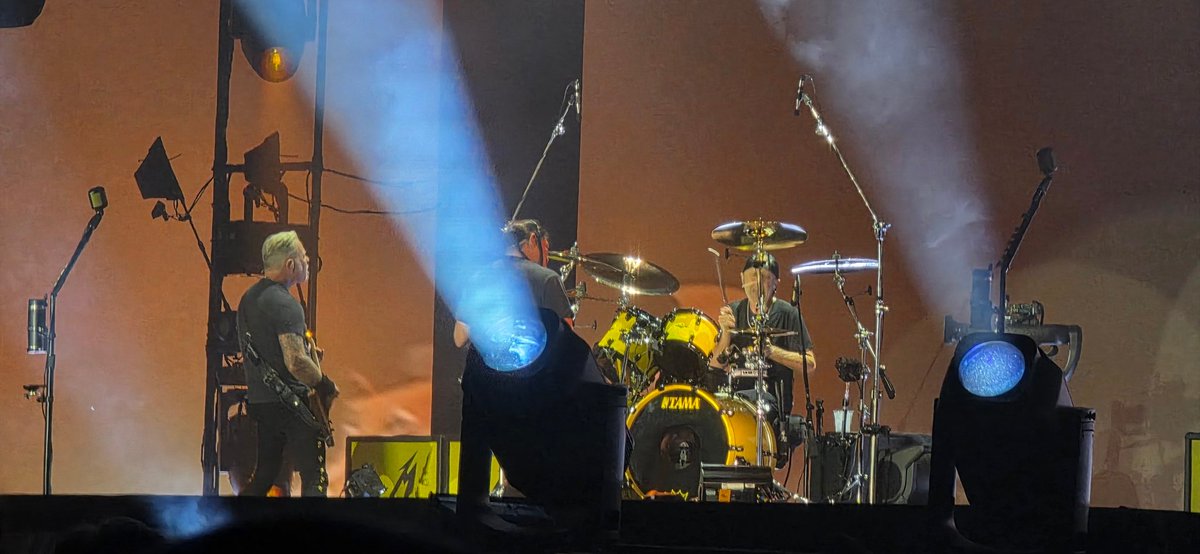 skellis's tweet image. Great gig with @Metallica until the next one back home in London.