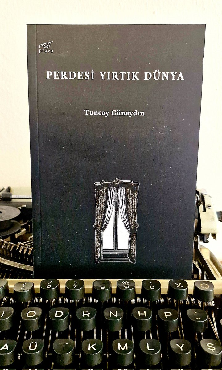 Perdesi Yırtık Dünya'da Tuncay Günaydın, Ege kasabası üzerinden teşekkül hâlindeki hayatımızın neredeyse yüz yılını, hayata ulaşımı perdeleyen şeylerle perdelenmesi gerekenleri naif bir dille anlatıyor. 

<a href="/gecegiden55/">Tuncay Günaydın</a>