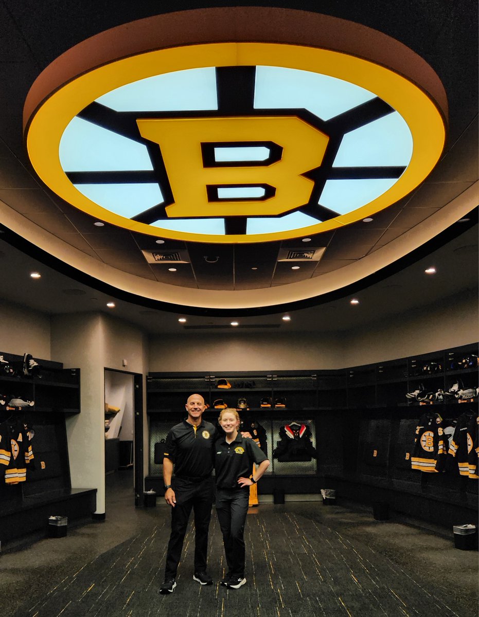 UnivOrtho's tweet image. 👏 Congrats Anna Seifried!
Anna completed her orthopedic PT rotation with us, gaining hands-on experience and observing care for Bruins pro athletes. Best of luck on your next clinical! 🌟 @universityofri  @NHLBruins @AHLBruins 

#UniversityOrthopedics #FuturePT #StudentSpotlight