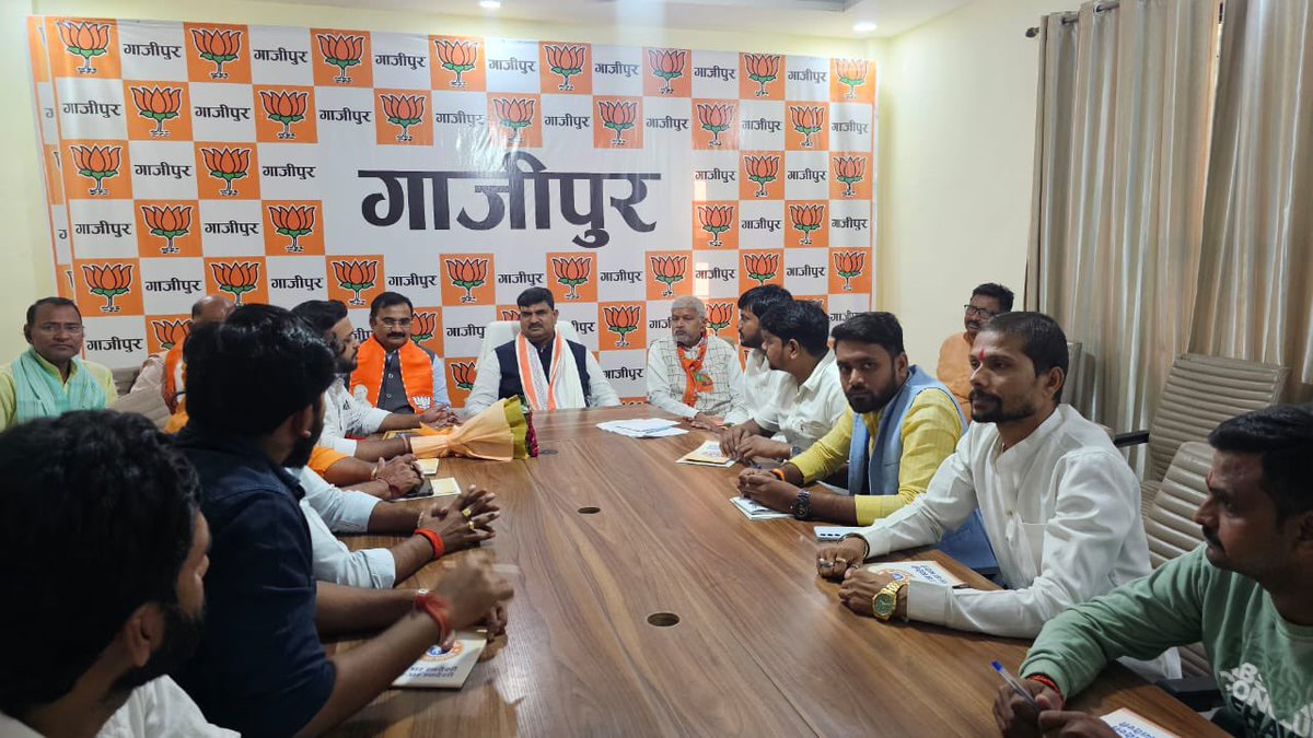 idharampalsingh's tweet image. आज गाजीपुर जिला कार्यालय पर विभिन्न अभियानों की मॉनिटरिंग टीम के साथ बैठक किया।