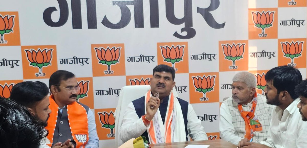 idharampalsingh's tweet image. आज गाजीपुर जिला कार्यालय पर विभिन्न अभियानों की मॉनिटरिंग टीम के साथ बैठक किया।