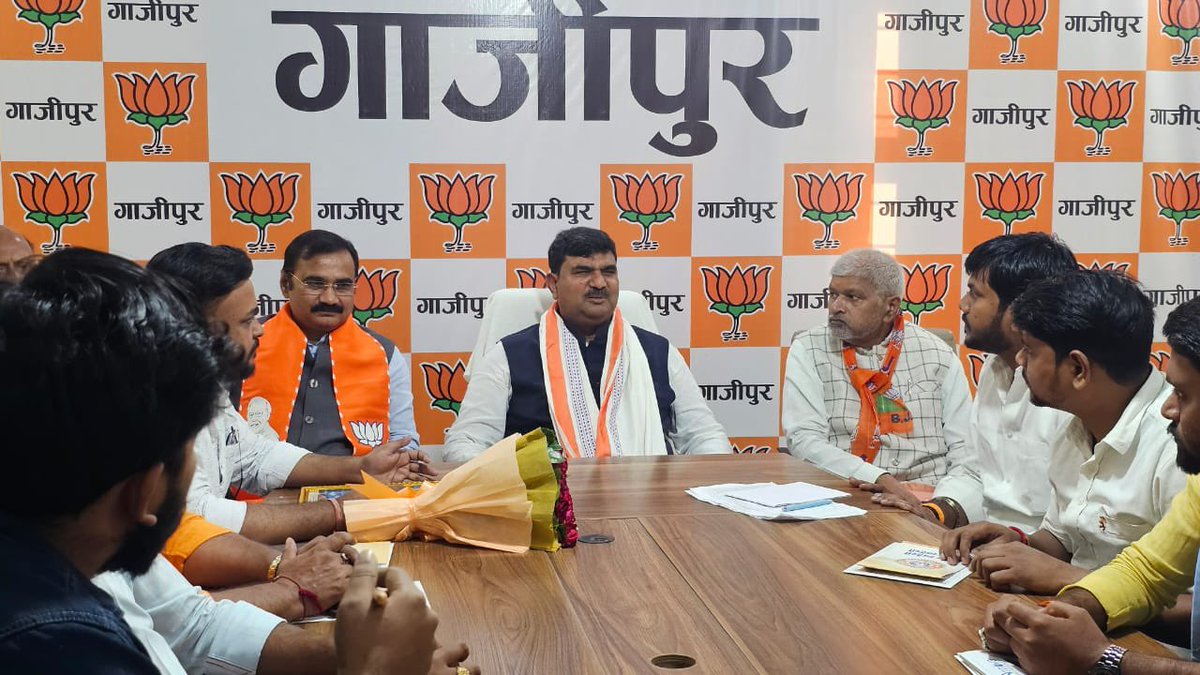 idharampalsingh's tweet image. आज गाजीपुर जिला कार्यालय पर विभिन्न अभियानों की मॉनिटरिंग टीम के साथ बैठक किया।