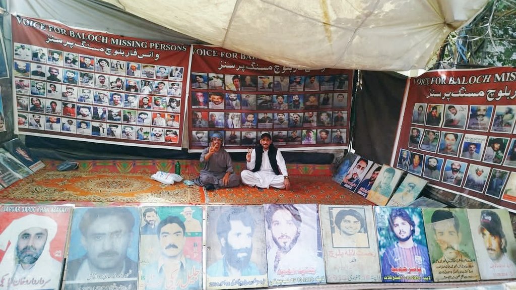 VBMP5's tweet image. بلوچستان میں جبری گمشدگیوں کے خلاف، وائس فار بلوچ مسنگ پرسنز کے قائم احتجاجی کیمپ، تنظیم کے ایگزیکٹو کمیٹی کے رکن نیاز محمد کی قیادت میں کوئٹہ پریس کے سامنے آج بروز ہفتہ 5993 ویں روز جاری رہا۔
#EndEnforcedDiappearances