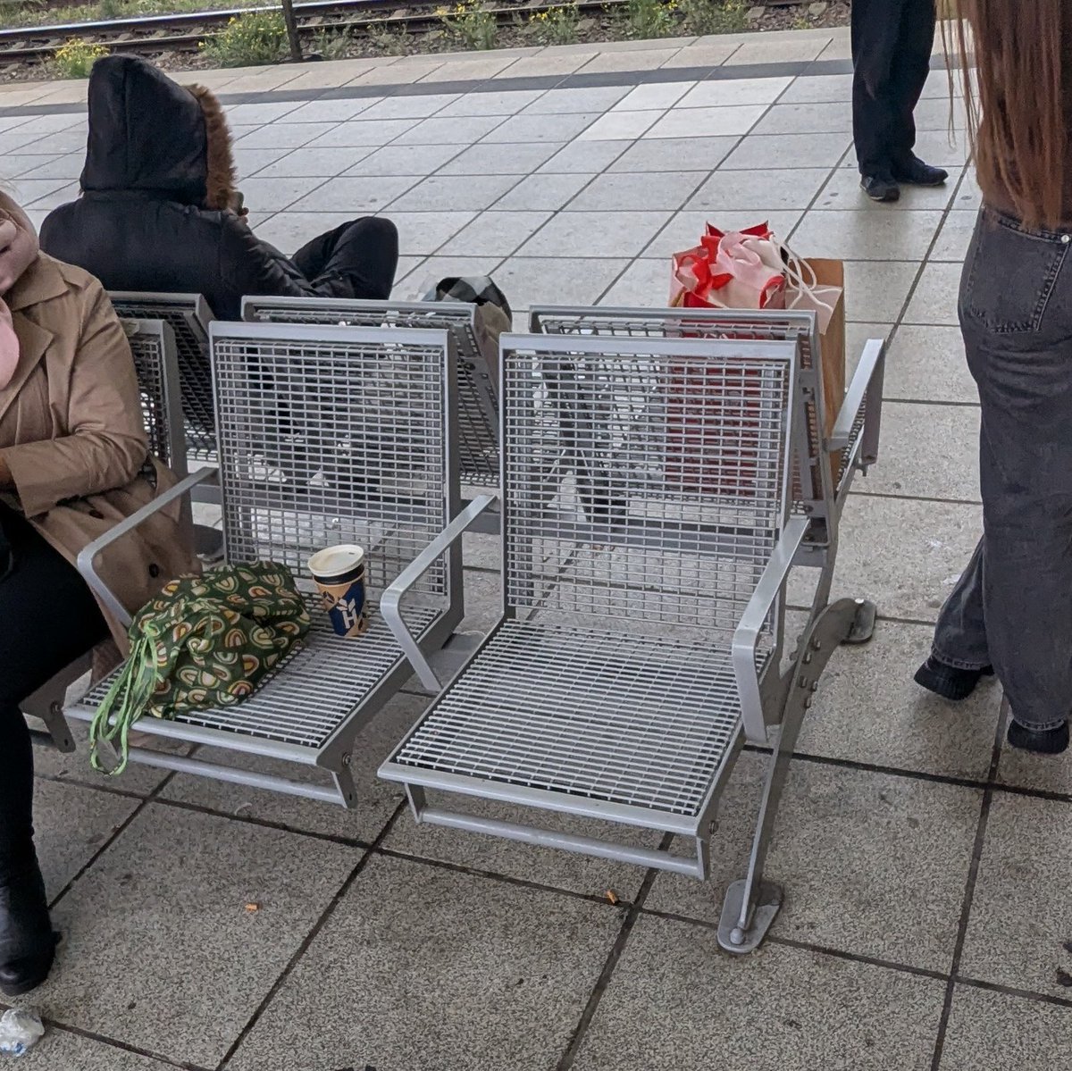 Frauen™ beschweren sich über Manspreading, aber belegen allein mit ihren Taschen gleich drei Sitzplätze.