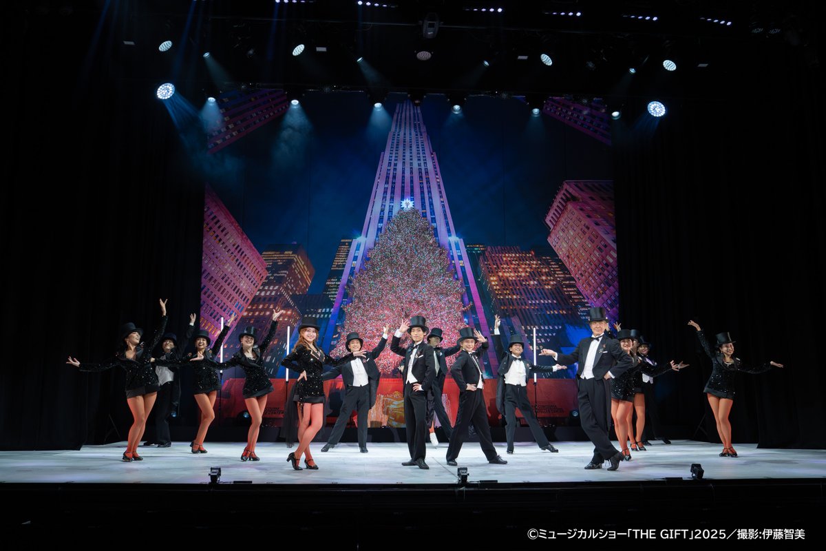 thegift_jp's tweet image. ミュージカルショー「 #THEGIFT」初日の幕が開きました🎄
ご来場いただいた皆様、ありがとうございました🙌🏻
ご感想はぜひ #THEGIFT感想 で投稿してください🎁

明日も13時🌞と17時🌙の2公演です。
当日券は各回開演の30分前から販売します🎫
ルークとマークと仲間達が、皆様のご来場お待ちしています🎩