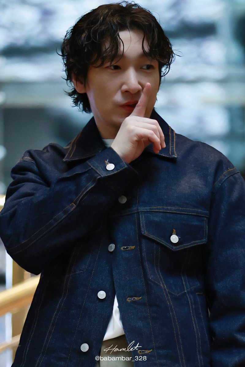 조승우 퇴길 개웃긴점..
잘생겼다고 하면 째려봄
조용히하라고 함

하지만 팬들은 지지않고 영원히 주접을 날림