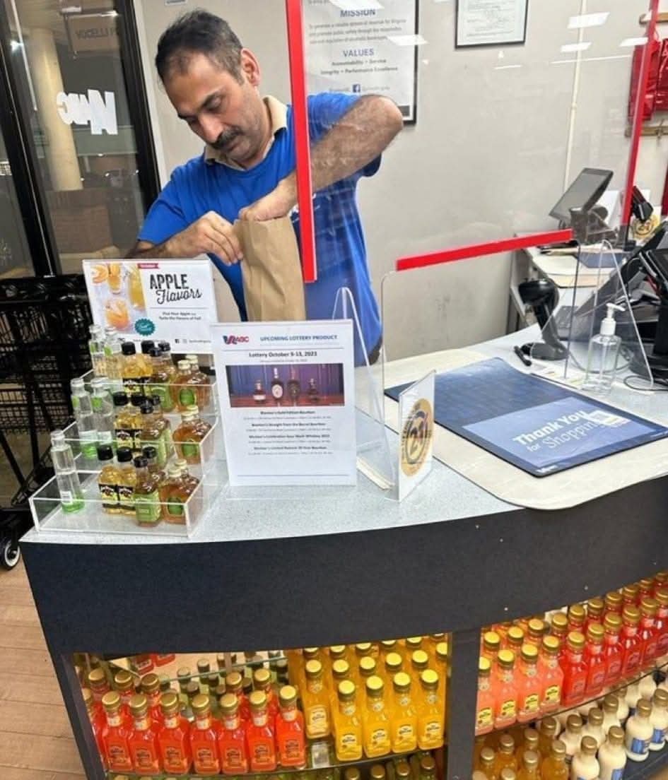 معروف صحافی احمد نورانی  کی امریکہ میں کام کرتے ہوئے یہ تصویر ان تمام صحافیوں کے لیے پیغام ہے کہ اگر صحافت سے گزارہ ممکن نہیں تو ضمیر بیچنے کی بجائے کچھ اور بھی کرلو، رات چین سے سو پاؤ گئے 

احمد نورانی کو اس حالت میں دیکھ کر مجھے دکھ نہیں ہوا بلکہ خوشی ہوئی کیونکہ انہوں نے خود