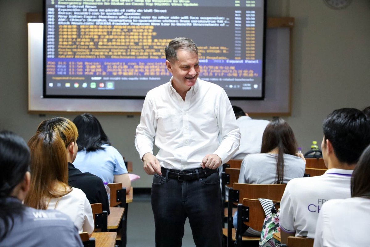 Tsinghua_Uni's tweet photo. From @business to @ICFJ, join Tsinghua and pave your journey this Chinese Journalists’ Day with the Master’s in Global Business Journalism @GBJprogram! Learn data mining, multimedia journalism and more to turn complexity into a compelling story! https://t.co/TcYpdcHHtn https://t.co/wV8eish4WO