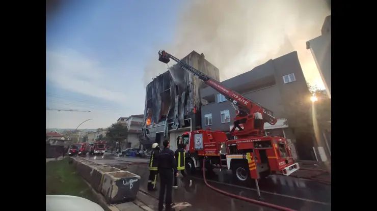 Kocaeli Dilovası’nda meydana gelen yangında yaşamını yitiren vatandaşlarımıza Allah’tan rahmet, yakınlarına sabır ve başsağlığı diliyoruz.Yangından etkilenen tüm vatandaşlarımıza geçmiş olsun dileklerimizi iletiyoruz.