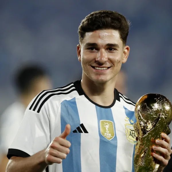 ARG4ARB's tweet photo. خوليان ألفاريز : 

في إحدى الأيام، في المنتخب، لاحظ أحدهم أنني اللاعب الوحيد الذي ليس لديه وشم.

أنا لا أفعل ذلك لأكون مختلفاً. عندما كنت صغيراً، كان أبي يقول لنا: «لا وشم، لا سجائر، ولا كحول».

اليوم، وأنا كبير، كل واحد يقرر بنفسه، لكنني لا أشعر بالحاجة إلى ذلك. https://t.co/oxHvbNlVaF