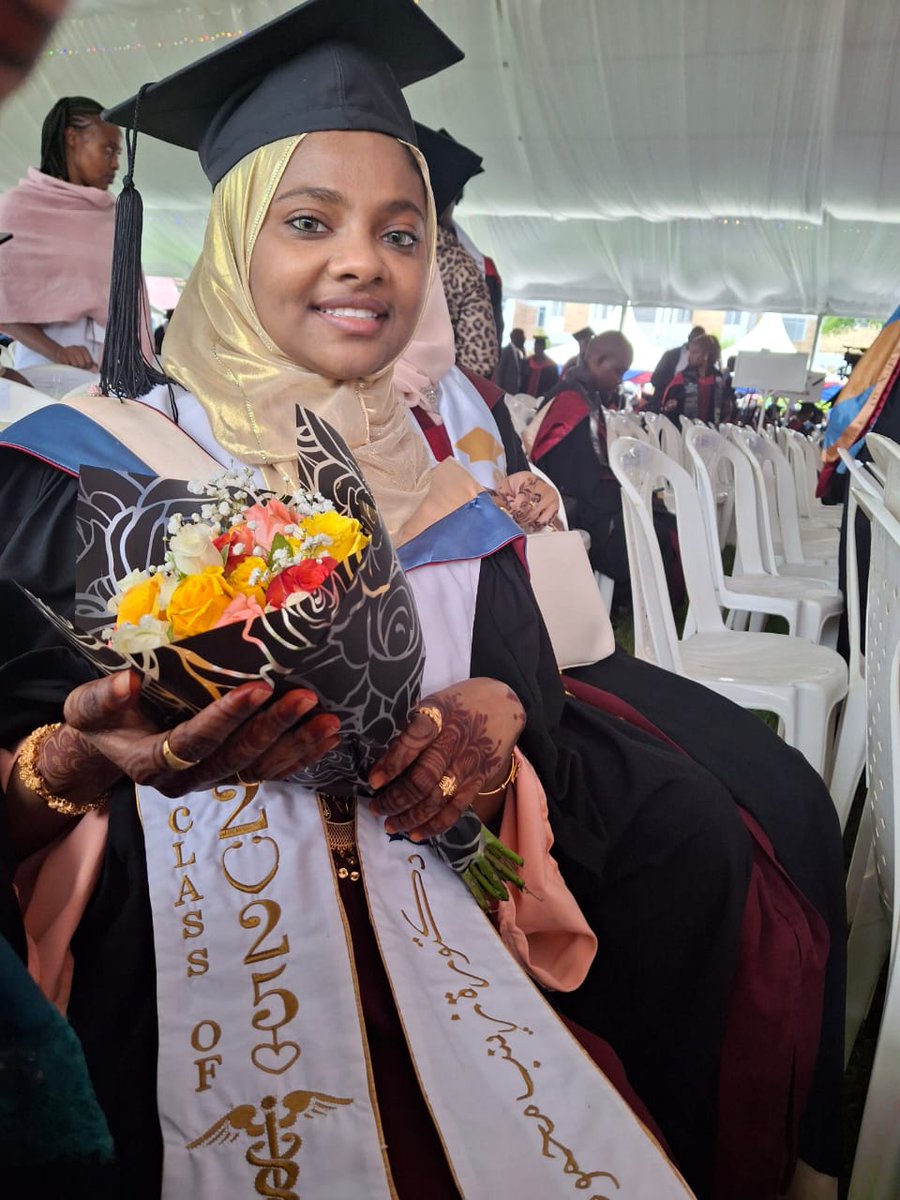 twendegreen's tweet photo. We’re so excited to share that our co-founder Zainab Mahmoud has graduated today with a Bachelor’s Degree in Medicine and Surgery from Kenya Methodist University! 👩🏽‍⚕️🎓 https://t.co/FzjBzCyZQb