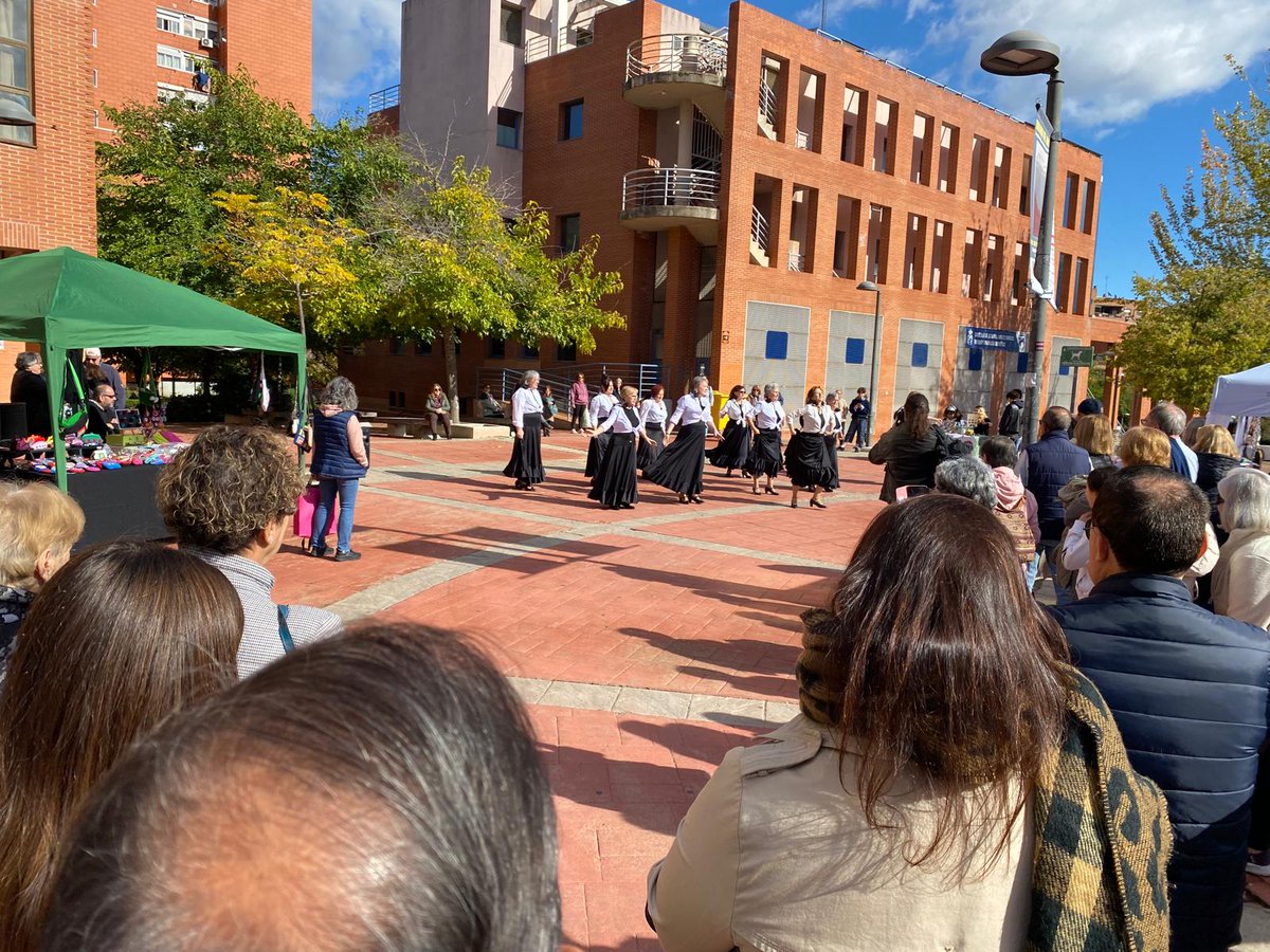 🔵 Esta mañana en la VI Feria de Arte y Artesanía de Coslada que se ha celebrado en la explanada junto al Centro Cultural Margarita Nelken, la feria está organizada por la Asociación Local de Mujeres Artesanas (ALMA).
#Coslada