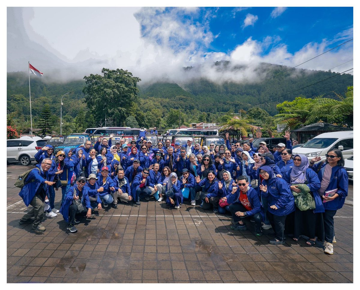 Temu kangen bareng teman-teman FH UGM 87. Merajut kenangan masa lalu sambil mempererat tali silaturahmi.

Pokoknya, seduluran selawase..