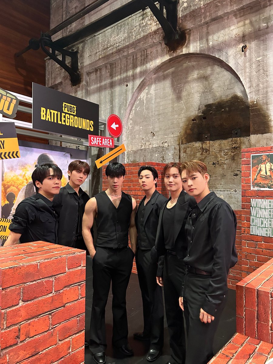 ONF_members's tweet photo. [#온앤오프 #ONF]
 All Black🖤🖤🖤
(급하게 찍느라 매니저님 폰 빌려서…ㅎ) https://t.co/MFnc1krQ3N