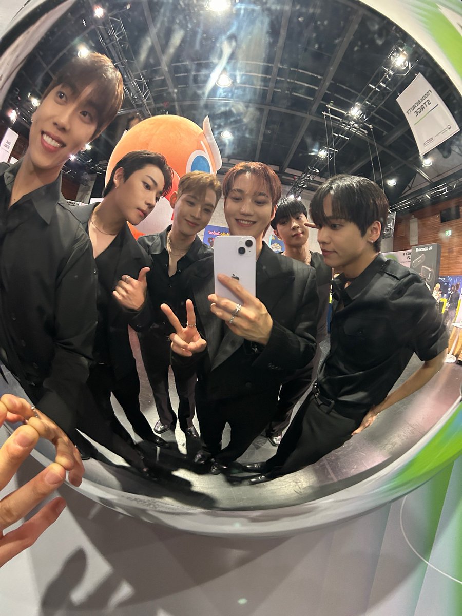 ONF_members's tweet photo. [#온앤오프 #ONF]
 All Black🖤🖤🖤
(급하게 찍느라 매니저님 폰 빌려서…ㅎ) https://t.co/MFnc1krQ3N