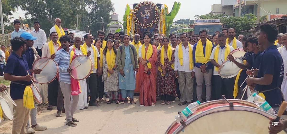 ShwethaKAS's tweet photo. ಕುಲ ಕುಲವೆಂದು ಹೊಡೆದಾಡದಿರಿ ನಿಮ್ಮ
ಕುಲದ ನೆಲೆಯನೆನಾದರೂ ಬಲ್ಲಿರಾ||

#ಕನಕಜಯಂತಿ
#KanakaDasaru https://t.co/wrNbECEPiS