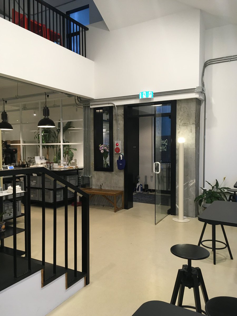 fromxummer's tweet image. 층고가 높아서 더 멋진 카페야☕️