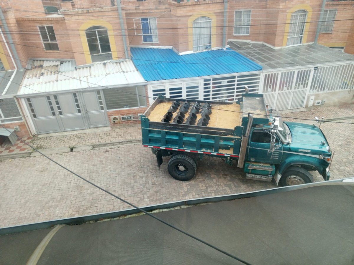 CaracolRadioTun's tweet photo. El coronel Javier Gustavo Lemus, comandante de la @PoliciaMTunja, confirmó que  fue abandonada en el barrio Prados de Alcalá, detrás del Batallón Bolívar, una Volqueta con una plataforma no convencional para enviar cilindros bomba. El sector fue evacuado por alrededor de 1 km. https://t.co/jw3UXCAc1I