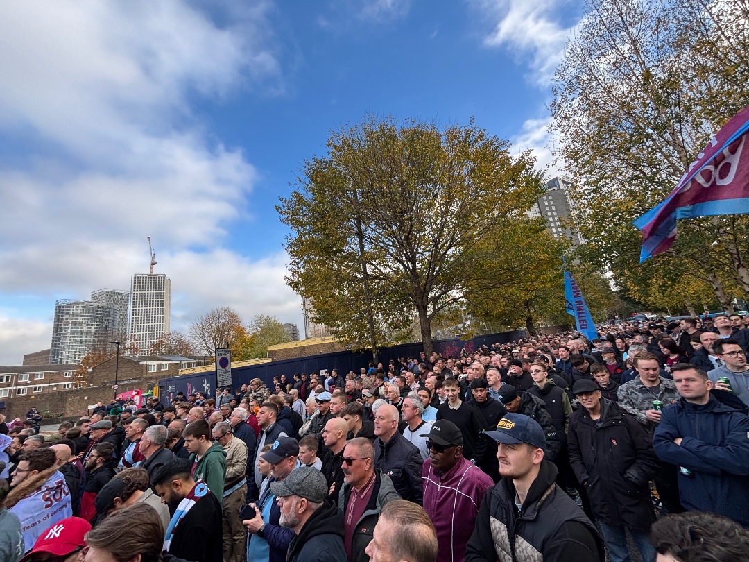 HammersUnited2's tweet image. The protest turnout is fantastic! A clear message to the Brady and Sullivan. There&apos;s still time to join us at the director&apos;s entrance on Marshgate Lane. #NoMoreBS #COYI #WHUFC