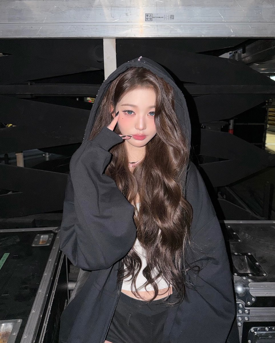luvwy04's tweet photo. 나 진짜 장원영 후드콤 있어……….너무 좋아 https://t.co/9Ffbc7eosT