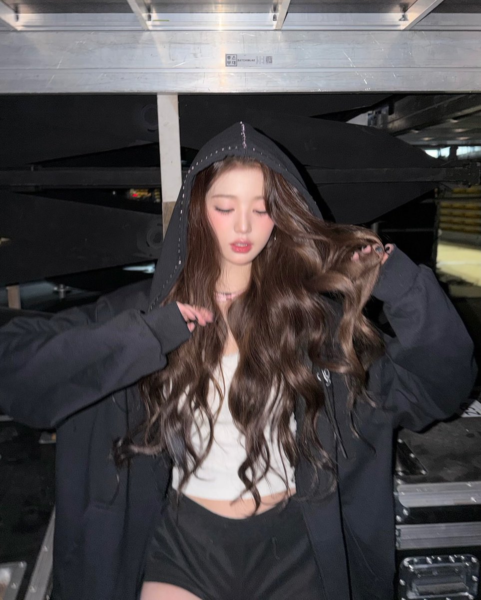 luvwy04's tweet photo. 나 진짜 장원영 후드콤 있어……….너무 좋아 https://t.co/9Ffbc7eosT
