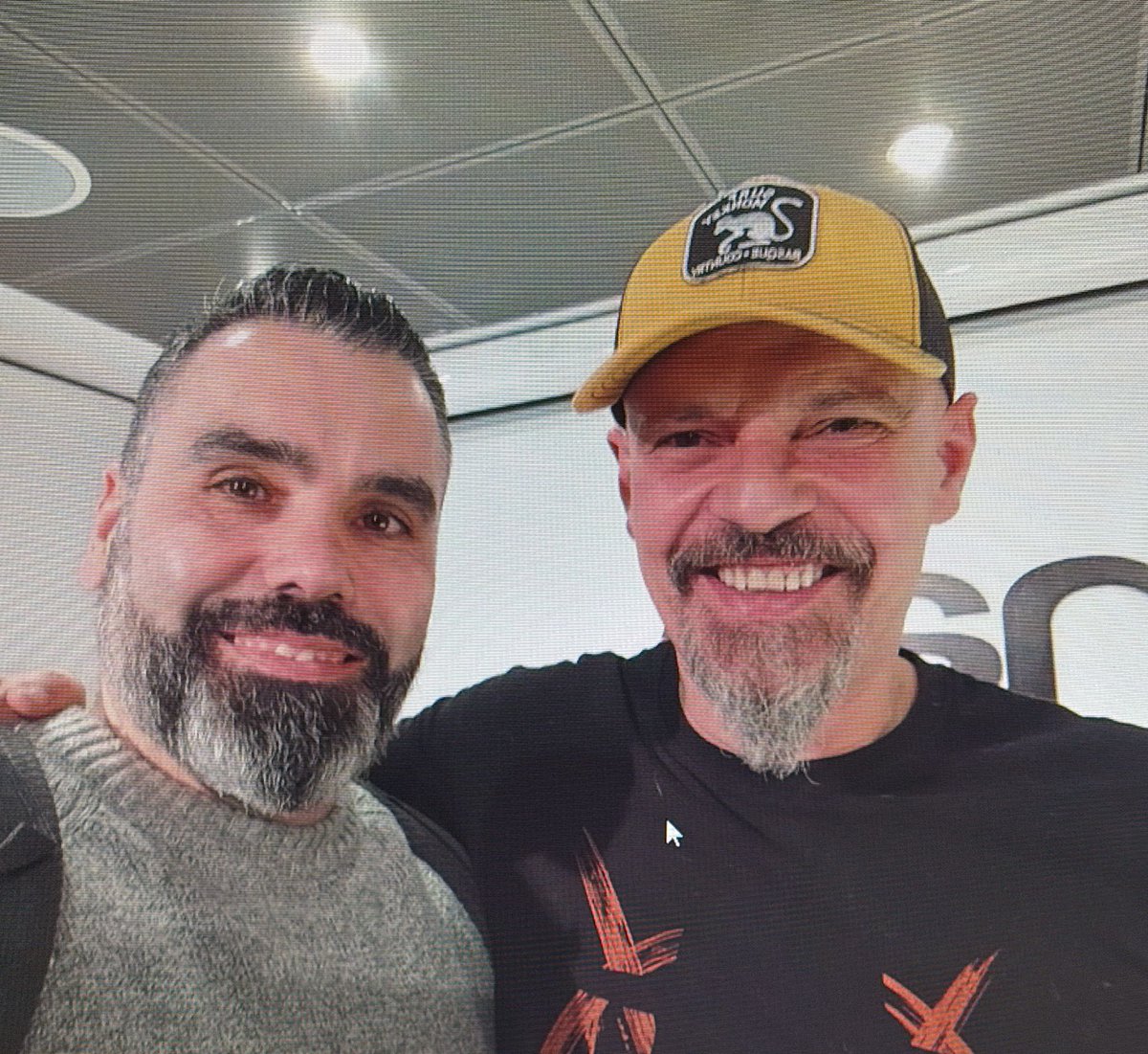 NaramSim's tweet photo. Hola, @cpgellida. Como es lógico no recordarás este momento, pero para mí fue muy importante y motivador. Ahora ya tengo mi novela y sería un sueño poder dedicártela algún día. Admiración plena. https://t.co/ULKcOeXLAx