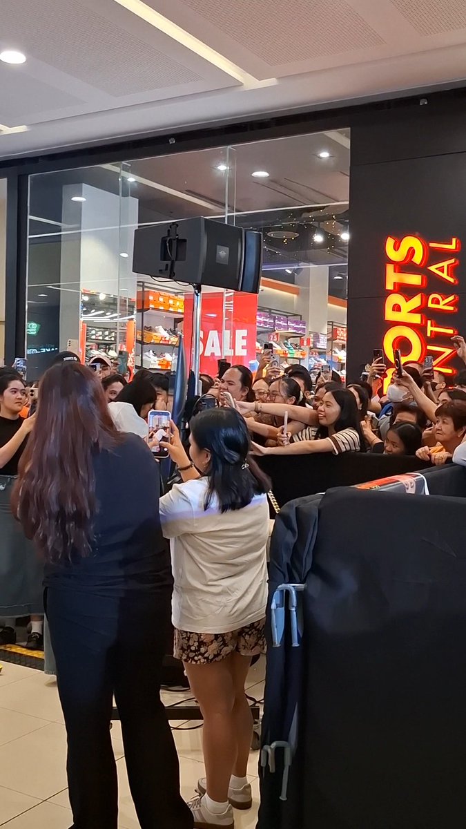 Halos lahat ng makita ni kaori na lola nagmamano siya :)) aww , that's the reason why i love her so much 🌸🩷 

#KaoriOinuma | <a href="/kaori_oinuma/">Kaori Oinuma</a>