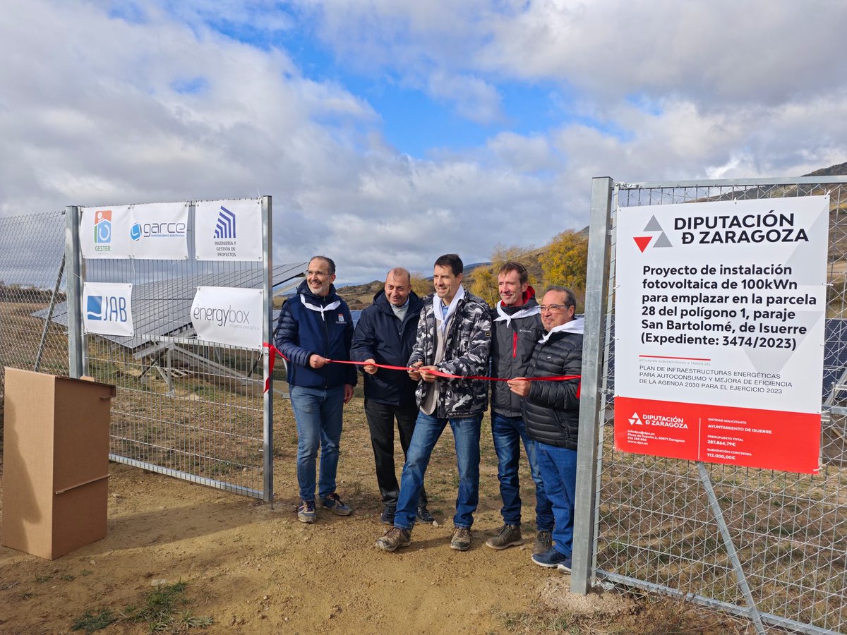 Com_Ener_Aragon's tweet photo. 🔋 Hoy acompañamos a #Isuerre en su Fiesta de la Energía 🌞 e inauguración de su instalación fotovoltaica.

Desde la OTC Aragón Energía Propia hemos participado con un taller práctico sobre cómo seguir impulsando su comunidad energética. https://t.co/HhCWOrlSGZ