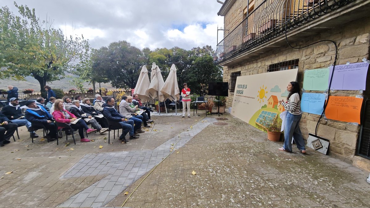 Com_Ener_Aragon's tweet photo. 🔋 Hoy acompañamos a #Isuerre en su Fiesta de la Energía 🌞 e inauguración de su instalación fotovoltaica.

Desde la OTC Aragón Energía Propia hemos participado con un taller práctico sobre cómo seguir impulsando su comunidad energética. https://t.co/HhCWOrlSGZ