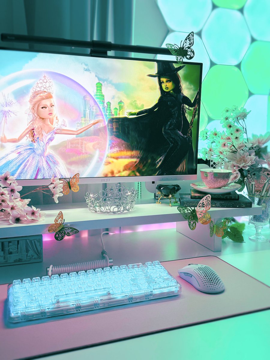 cyberkikii's tweet image. Let us be glad, let us be grateful, let us rejoicify for Dress To Impress x Wicked: For Good 💚🩷

I&apos;m obsessulated with my desk setup rn (and the game thumbnail made by yours truly)! 🤭

Update drops at 3am my time (in ~3 hrs) but I have a feeling I&apos;m gonna pass out in my chair