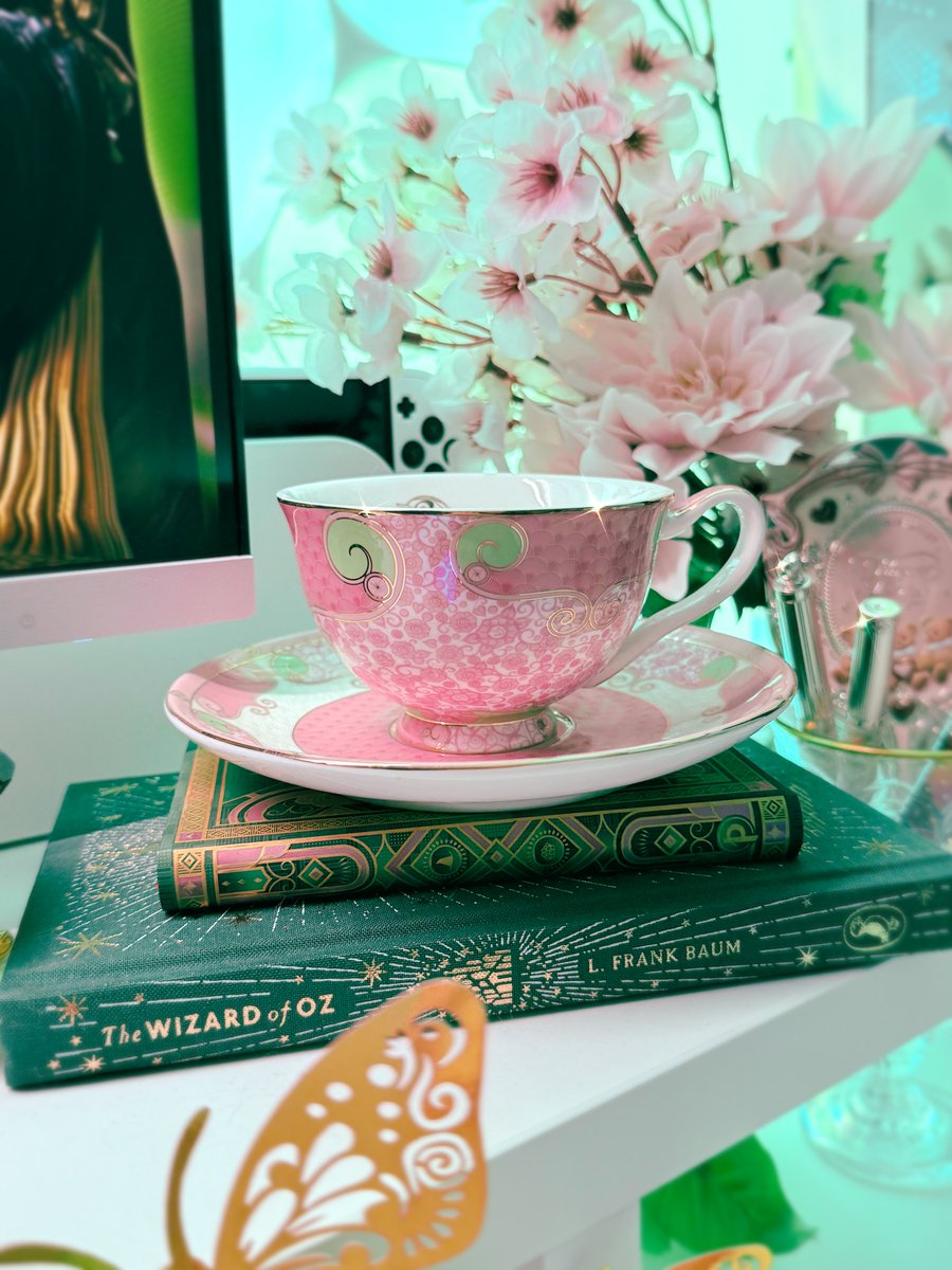 cyberkikii's tweet image. Let us be glad, let us be grateful, let us rejoicify for Dress To Impress x Wicked: For Good 💚🩷

I&apos;m obsessulated with my desk setup rn (and the game thumbnail made by yours truly)! 🤭

Update drops at 3am my time (in ~3 hrs) but I have a feeling I&apos;m gonna pass out in my chair