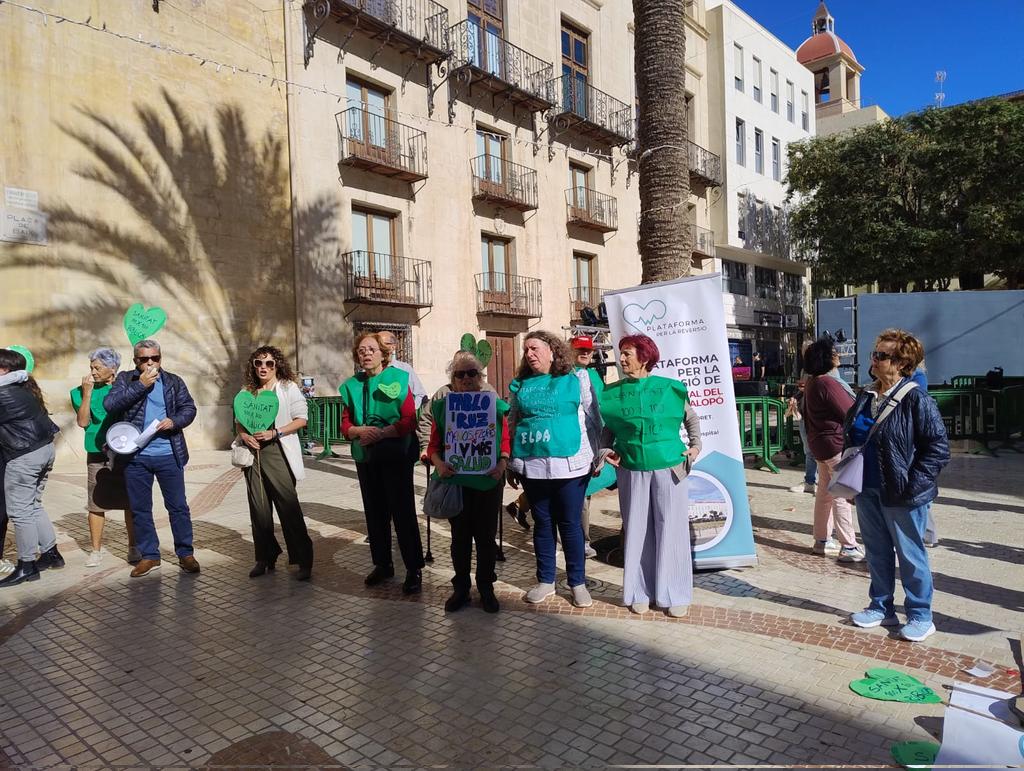 #Hoy hemos participado en la concentración en #Elche 
Defendamos la #SanitatPública
Reivindicaciones:
➖ Listas de espera
➖ Demora en las citas
➕Atención Primaria
➕Salud mental
