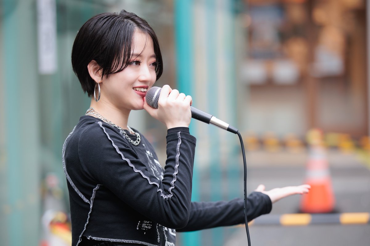 ku23yuri's tweet image. 2025/11/08 川崎駅前東口 公認路上ライブ 華蘭＆TUNAちゃん合同ライブ 華蘭ちゃん 2/3
#華蘭 #カランゴラの温室 @karan39ABS #TUNA