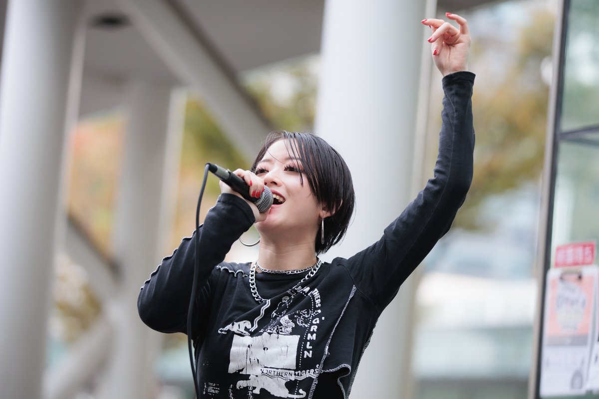 ku23yuri's tweet image. 2025/11/08 川崎駅前東口 公認路上ライブ 華蘭＆TUNAちゃん合同ライブ 華蘭ちゃん 2/3
#華蘭 #カランゴラの温室 @karan39ABS #TUNA