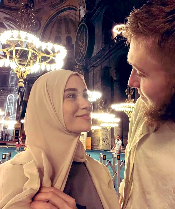 sayid__machmoed's tweet photo. سألت امرأة جميلة فقيها : لم لا تنظر في عينيَّ؟
فقال : كل مُسكر حرام!

Seorang Wanita Cantik bertanya kepada ahli Fiqih: Mengapa kamu tidak menatap mataku?

Ahli Fiqih berkata: Semua yang memabukkan itu di larang (Haram).

☕️🌹 https://t.co/zcr8GIpMnJ
