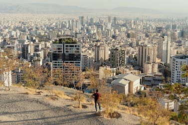 Altnewsfr's tweet photo. 🇮🇷 CRISE CLIMATIQUE | ALERTE SÉCHERESSE INÉDITE en Iran !

Le président iranien avertit : Téhéran (10 millions d'habitants) pourrait devoir être évacuée si la pluie ne revient pas d'ici la fin de l'année. 💧

Le pays fait face à sa pire sécheresse depuis des décennies. Un signal d'alarme sur l'urgence des migrations climatiques massives. 🌡️

#Iran #Sécheresse