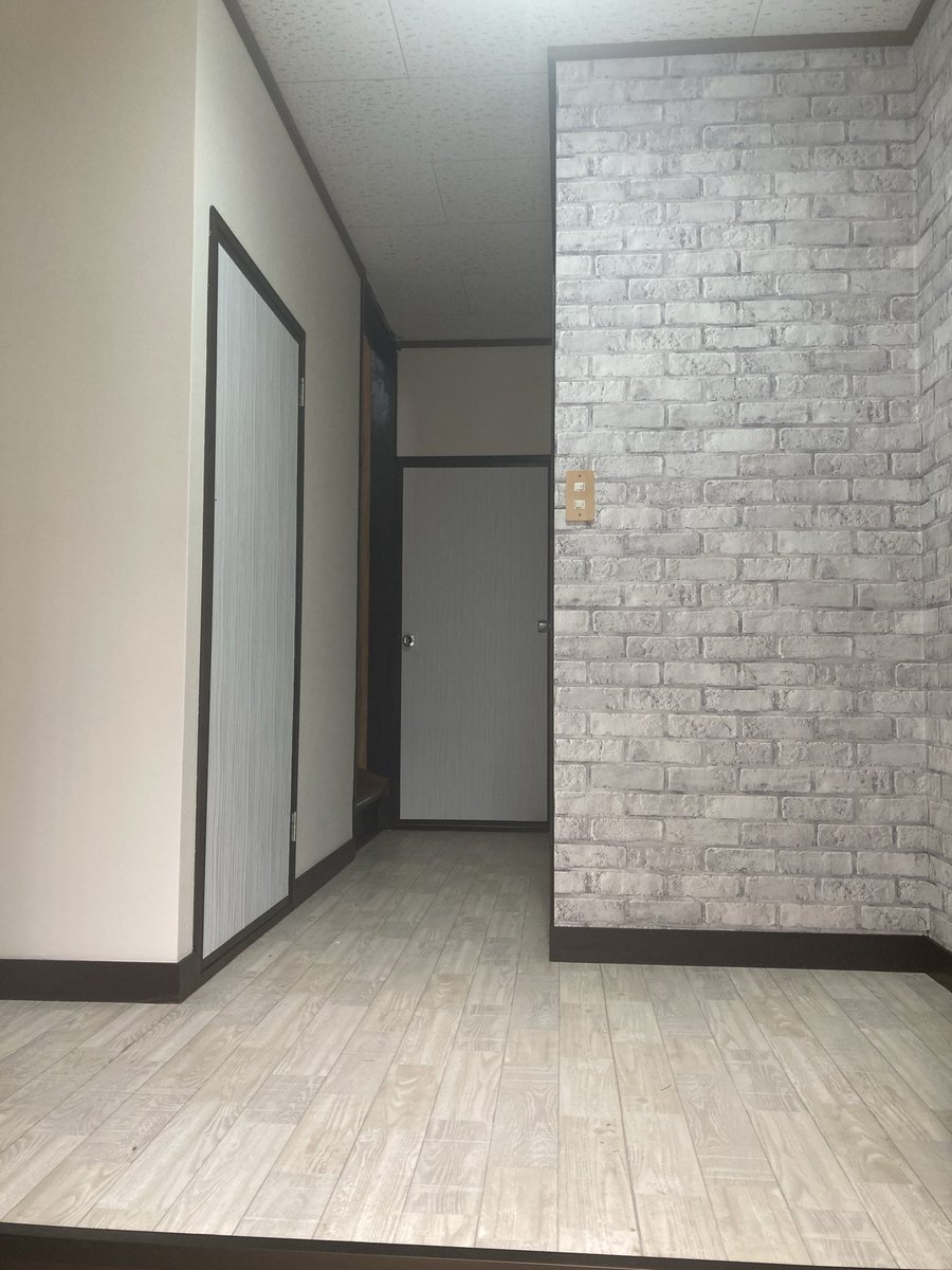 sasuke55blog's tweet photo. 残置物のクッションフロア(ビフォーも既に張り替え済み) と貰い物の壁紙でリメイク！
こだわりさとにかく安く済ませる事！
掛かった費用はパテ代とCFのボンド代と労働力のみ！💪
#DIYアワード2025 https://t.co/vwLyEwcc68