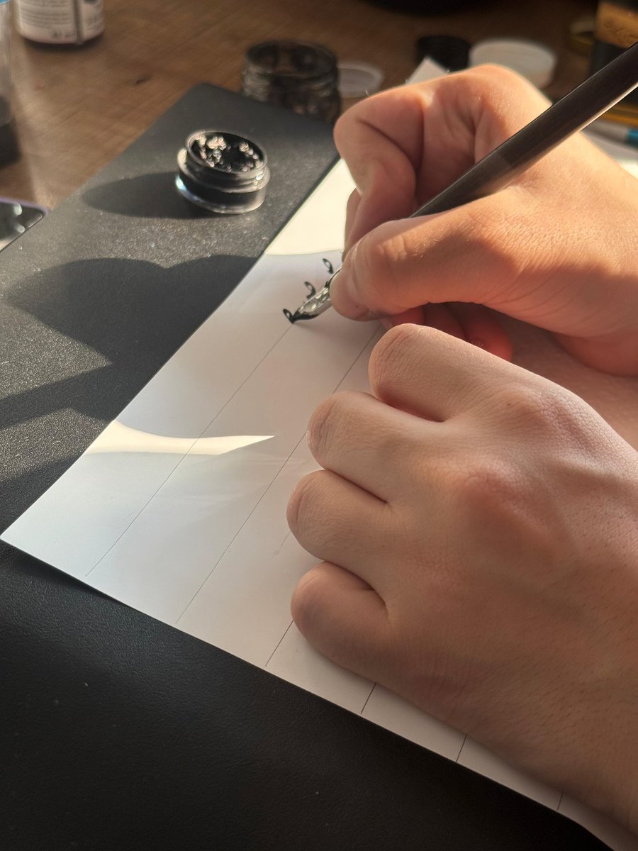 Kalem, gönlün dilidir; mürekkebi niyet, yazısı teslimiyettir. Bu hafta hat dersimizde her harfi bir dua, her çizgiyi bir zikir bildik.