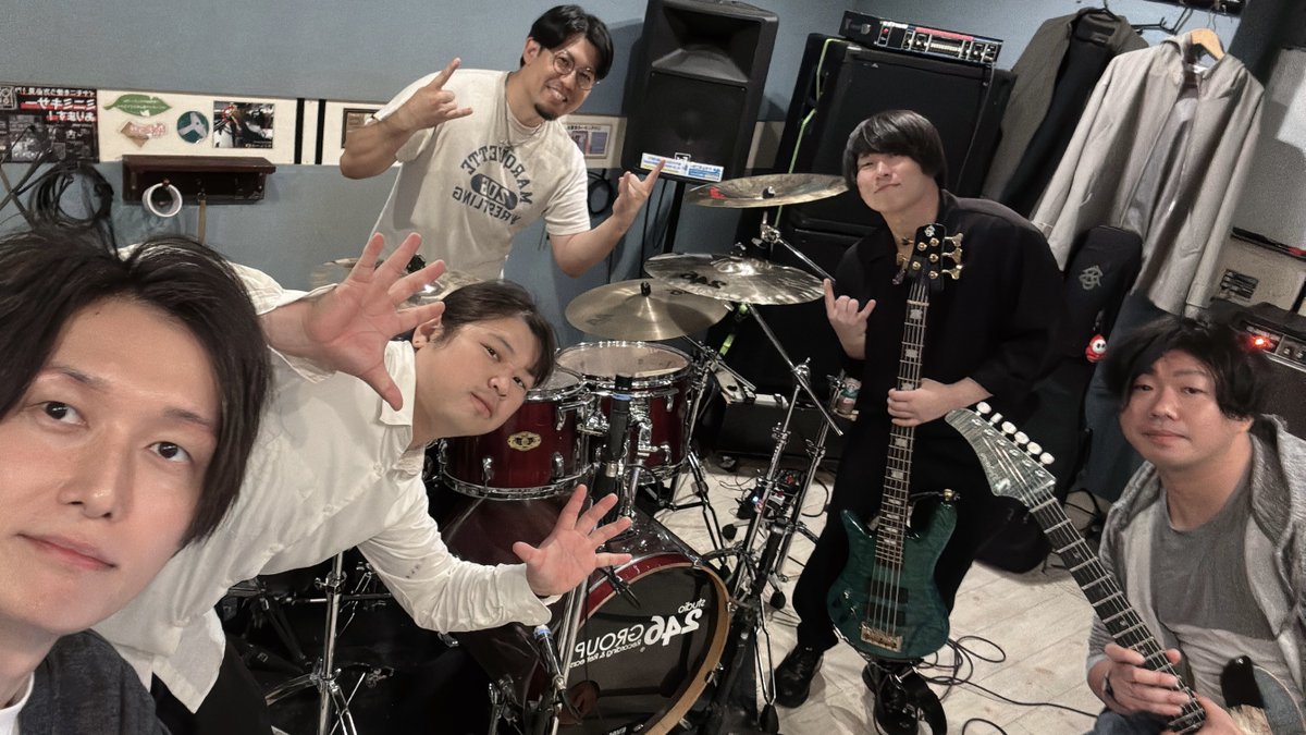 note_y's tweet image. これはいったいどうなっちゃうんだ〜！？とTLが荒れておりますが、明日はこのメンバーでちょっとだけですが松本梨香さんと一緒に演奏させていただきます！楽しみ！