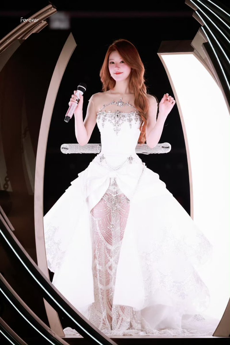 zhaoLovezhao's tweet photo. 4 ชุดสวยแบบฟาดคนละแบบ คนละสไตล์ แต่คือสวยปังหมด

HAPPY ROSY DAY
#ZhaoLusiMissYouConcert
#ZhaoLusi #จ้าวลู่ซือ https://t.co/8GJReAKcfy