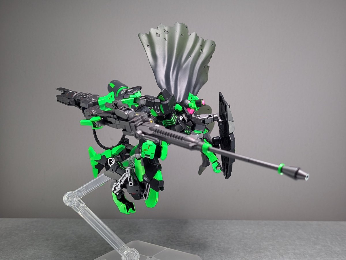 樹木の間を低姿勢で滑るように移動し、指定された射撃ポイントへ到達する。