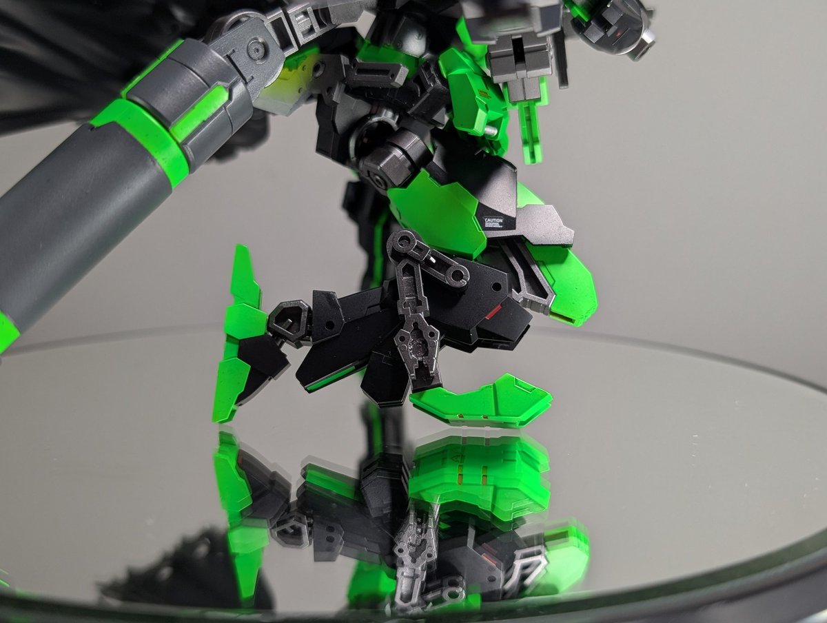 この射撃ポーズをカッコよくキメる為に制作しました…！
射撃時の「静」に対して、マントで「動」を表現してるとこがポイントです！
また、右膝のみ可動式のジャッキを取り付けました。男の子はこーゆーの好きなはず。好きでしょ…？