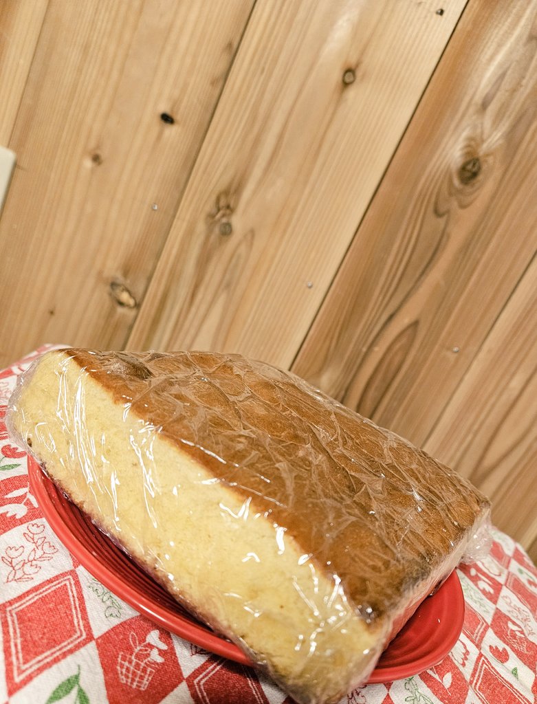 komugiko1kg's tweet image. 多いですよね？太りますよね？
｢そうでもないっす｣
ということなのでさくらさんもいつも丸ごと購入されてるし
それでは私も

びしょびしょとパサが一緒になったみたいなチョコレートケーキあったら良いなと思ったけど今日は無くてバニラにしました
#東金キッチン