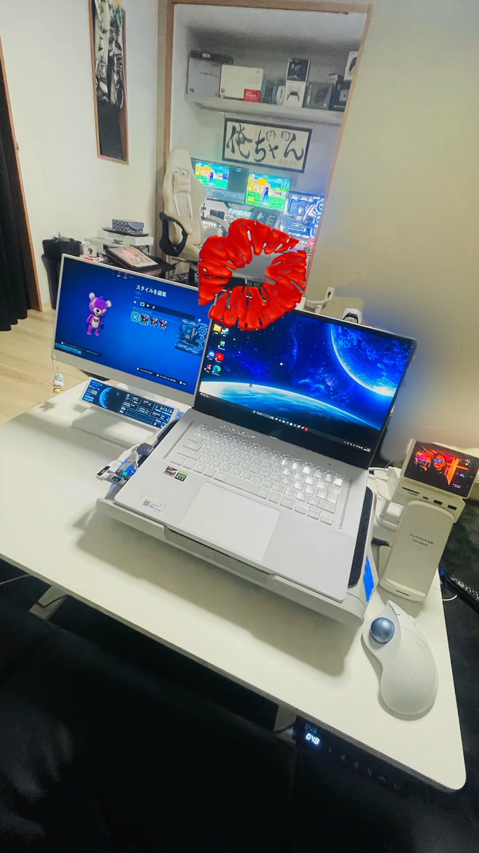 ORechan114's tweet photo. ゲーム用PC🖥️だと仕事しないでゲームしてしまうから仕事用のパソコン買ったんだけど、どこに座ってもゲームしてしまう🙄
あ、昇降デスクお勧めです。
座椅子、ソファー、チェア等に合わせて高さ変えれるって便利！
ゲームじゃなく仕事しなきゃ https://t.co/62NgDj1NfN