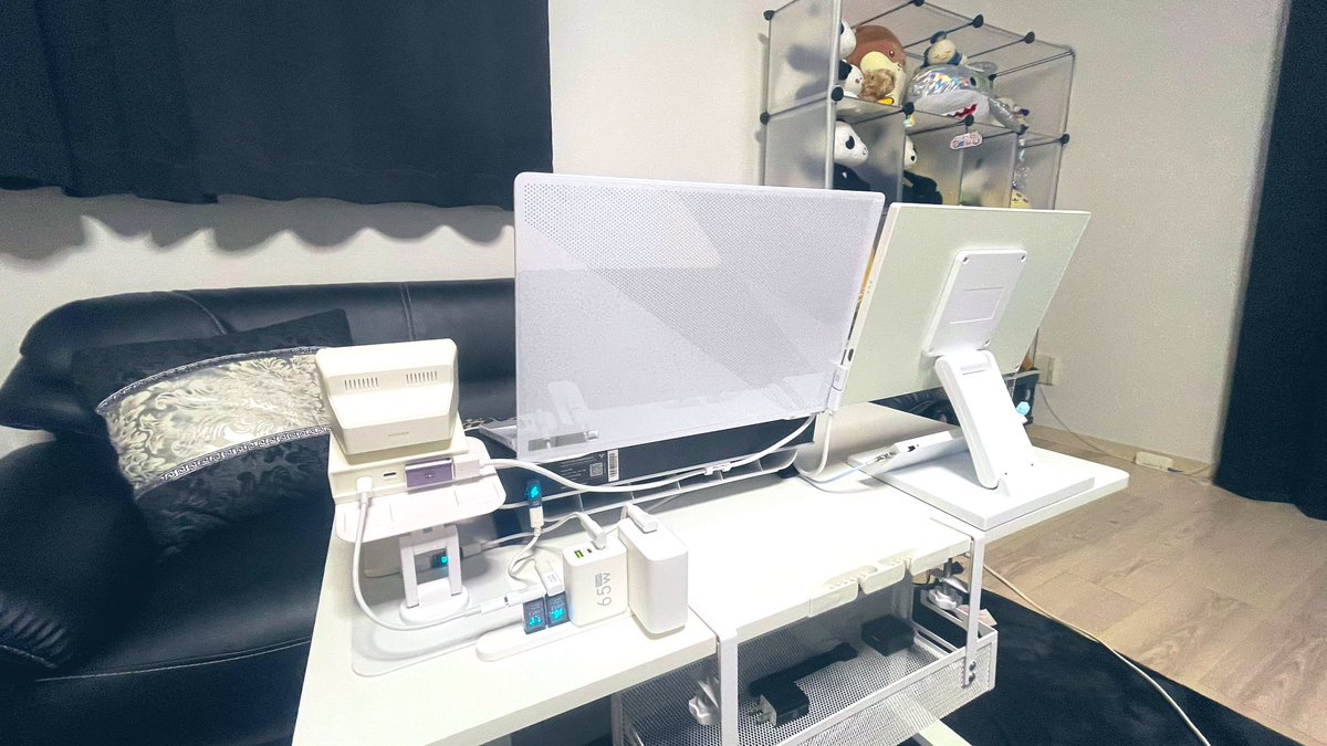 ORechan114's tweet photo. ゲーム用PC🖥️だと仕事しないでゲームしてしまうから仕事用のパソコン買ったんだけど、どこに座ってもゲームしてしまう🙄
あ、昇降デスクお勧めです。
座椅子、ソファー、チェア等に合わせて高さ変えれるって便利！
ゲームじゃなく仕事しなきゃ https://t.co/62NgDj1NfN