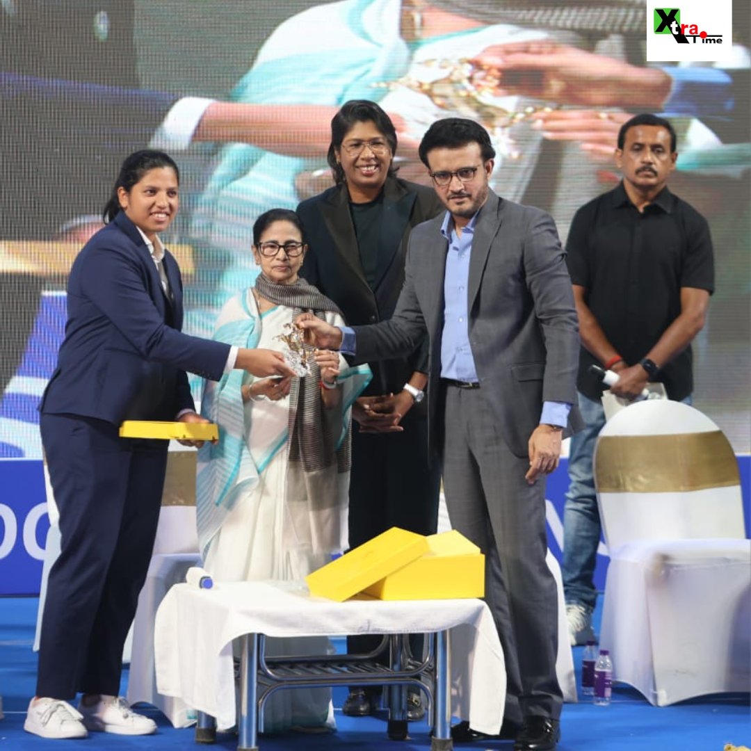 xtratimeindia's tweet photo. Pride of Bengal, Champion of India! 🏏
Richa Ghosh honoured with the Bangabhushan Award by the West Bengal Government. 💓
#RichaGhosh #CWC25 #CWC #CWCFinal2025 #TeamIndia #WomensInBlue #MamataBanerjee #SouravGanguly #XtraTime https://t.co/PLTKHgQOBY