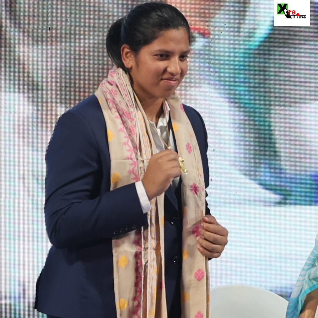 xtratimeindia's tweet photo. Pride of Bengal, Champion of India! 🏏
Richa Ghosh honoured with the Bangabhushan Award by the West Bengal Government. 💓
#RichaGhosh #CWC25 #CWC #CWCFinal2025 #TeamIndia #WomensInBlue #MamataBanerjee #SouravGanguly #XtraTime https://t.co/PLTKHgQOBY