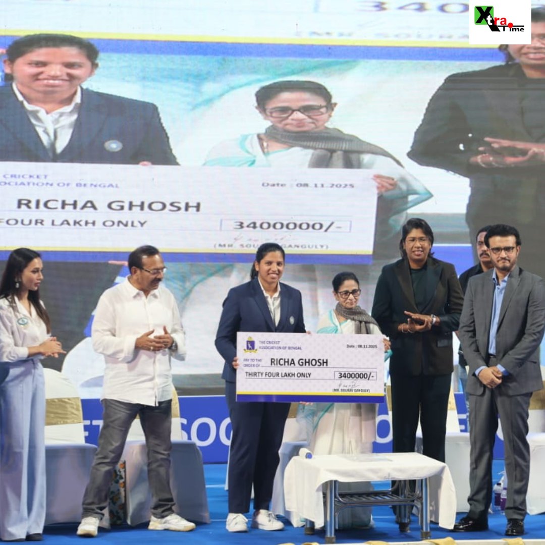 xtratimeindia's tweet photo. Pride of Bengal, Champion of India! 🏏
Richa Ghosh honoured with the Bangabhushan Award by the West Bengal Government. 💓
#RichaGhosh #CWC25 #CWC #CWCFinal2025 #TeamIndia #WomensInBlue #MamataBanerjee #SouravGanguly #XtraTime https://t.co/PLTKHgQOBY