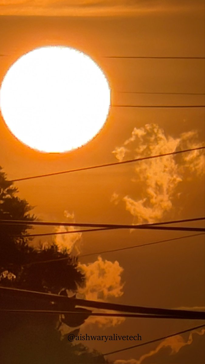 AishwaryaTech3's tweet image. Golden Hour Power! ☀️
With 8x Optical Zoom on the iPhone 17 Pro Max, I captured these stunning sunset shots! The detail and color at this distance are incredible.
@Apple 

#shotoniphone #iphone17promax