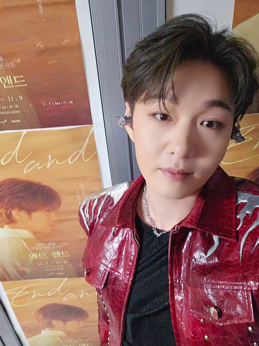 LeeCS_Official's tweet image. [📸] ✨251108 2025-2026 #이창섭 단독 콘서트 &amp;lt;#EndAnd&amp;gt; - 서울 DAY 2✨

멈추지 않는 #Spotlight
꺼지지 않는 조명처럼✨️

창섭 군과 zz6친💙멜로디의
끝나지 않는 노래.ᐟ.ᐟ

오늘의 이 순간도 영원히
마음속에 간직할게요💓

#LEECHANGSUB #엔드앤드